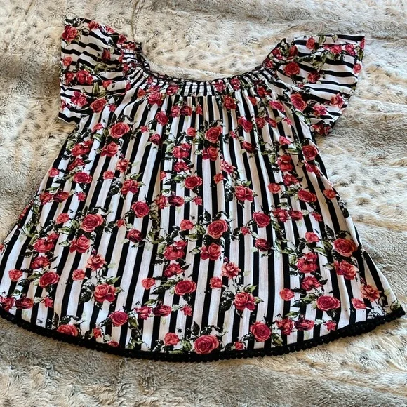 Flutter sleeve or off the shoulder top. Size M. - Picture 2 of 9